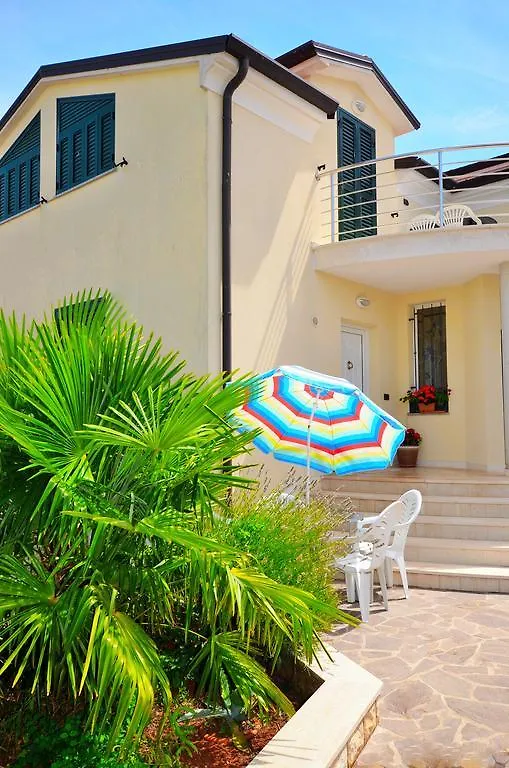 Apartments Sv. Pelegrin أوماغ 0*,